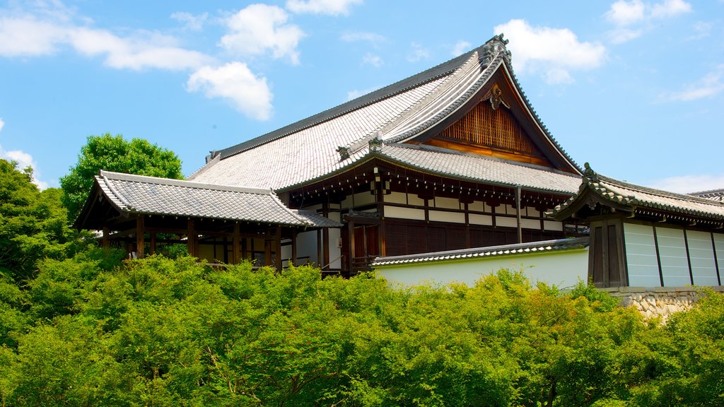 Tofukuji Temple which includes a temple or place of worship, religious elements and heritage architecture