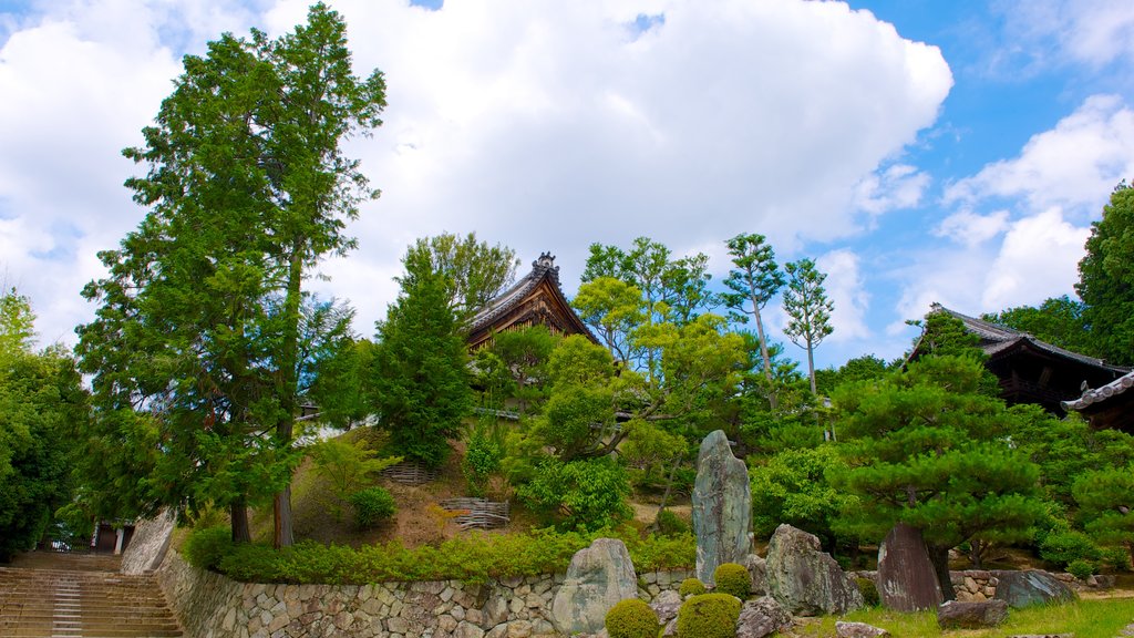 Tofukuji Temple which includes a temple or place of worship, heritage architecture and religious elements