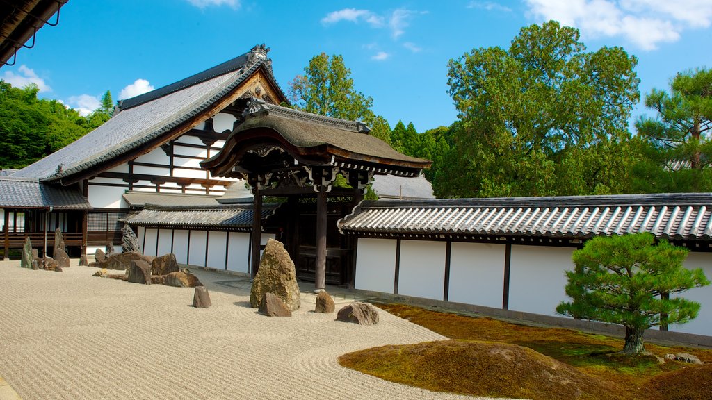 Tofukuji Temple showing religious aspects, a park and heritage architecture