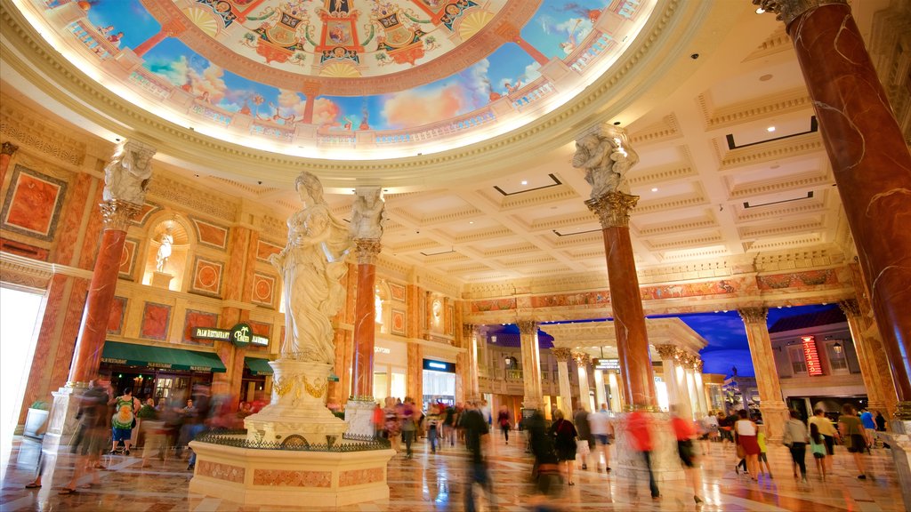 Las Vegas mostrando elementos del patrimonio, vistas interiores y una estatua o escultura