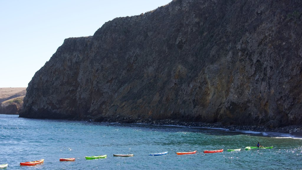 Smugglers Cove mostrando litoral rochoso e paisagens litorâneas