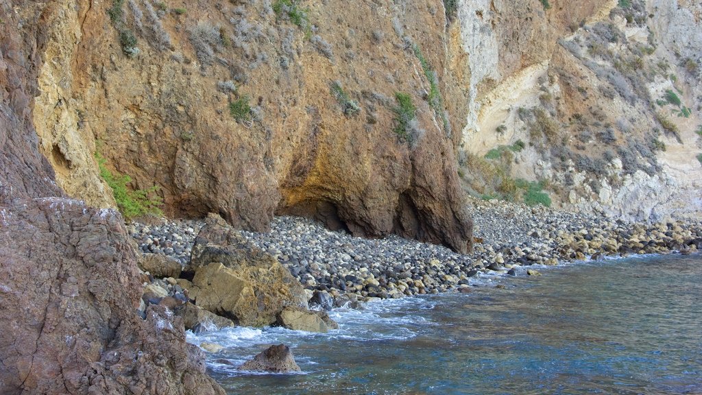 Playa Smugglers Cove mostrando costa escarpada, una playa de guijarros y vistas generales de la costa