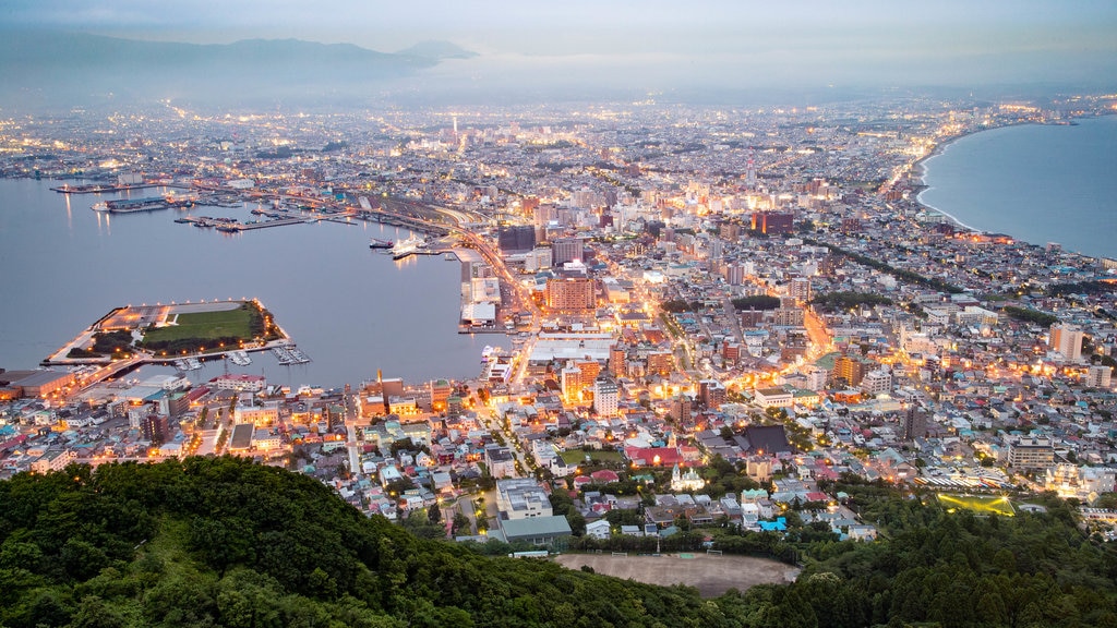 Teleférico de Hakodate caracterizando paisagem e uma cidade