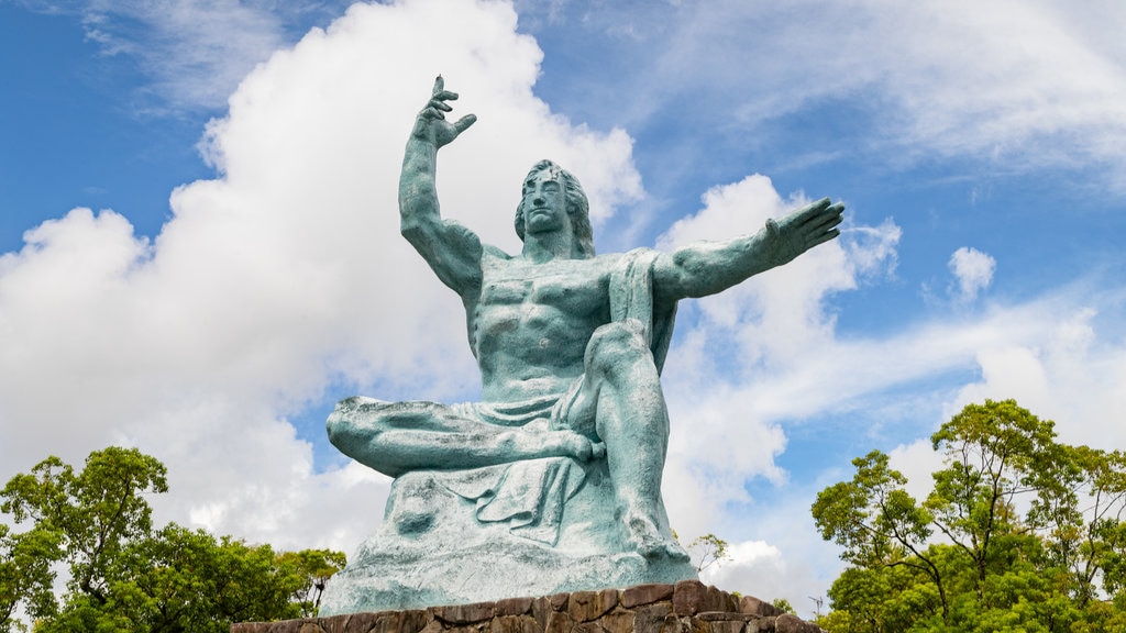 Parc de la paix montrant une statue ou une sculpture