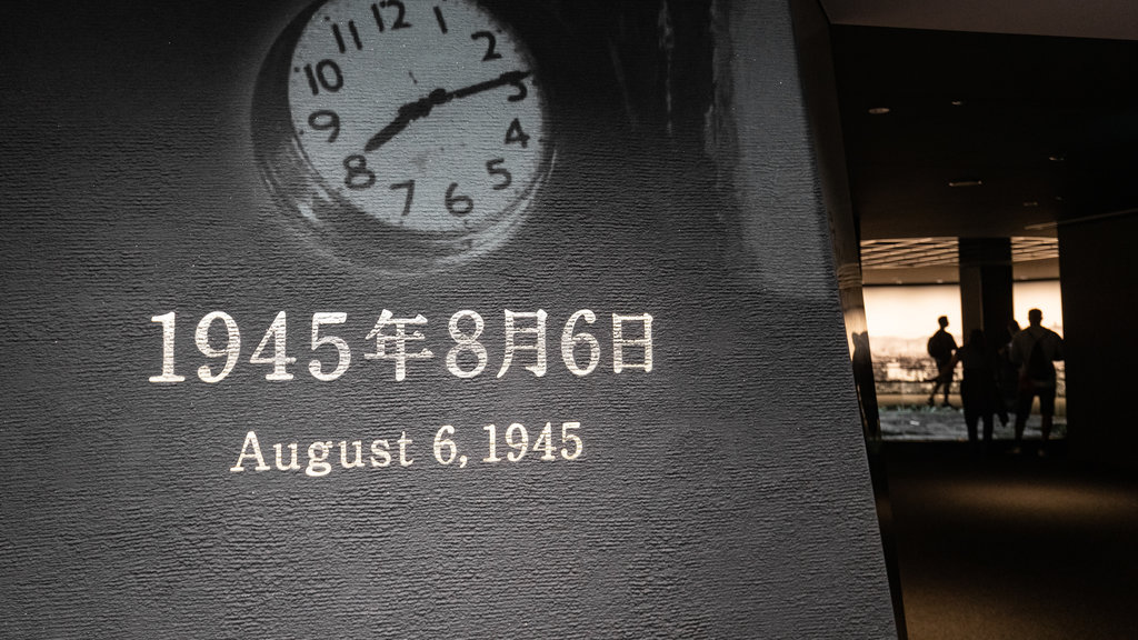 Museu do Memorial da Paz de Hiroshima mostrando sinalização e vistas internas