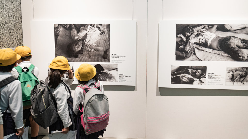 Museo de la Paz de Hiroshima mostrando vista interna y elementos patrimoniales y también niños