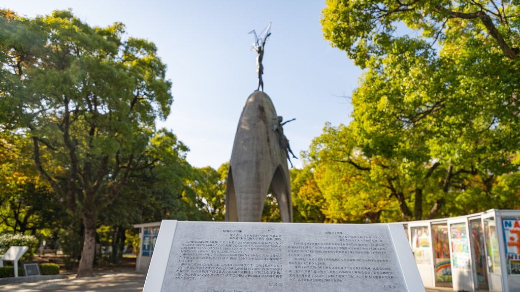 Parque do Memorial da Paz de Hiroshima caracterizando sinalização e um parque