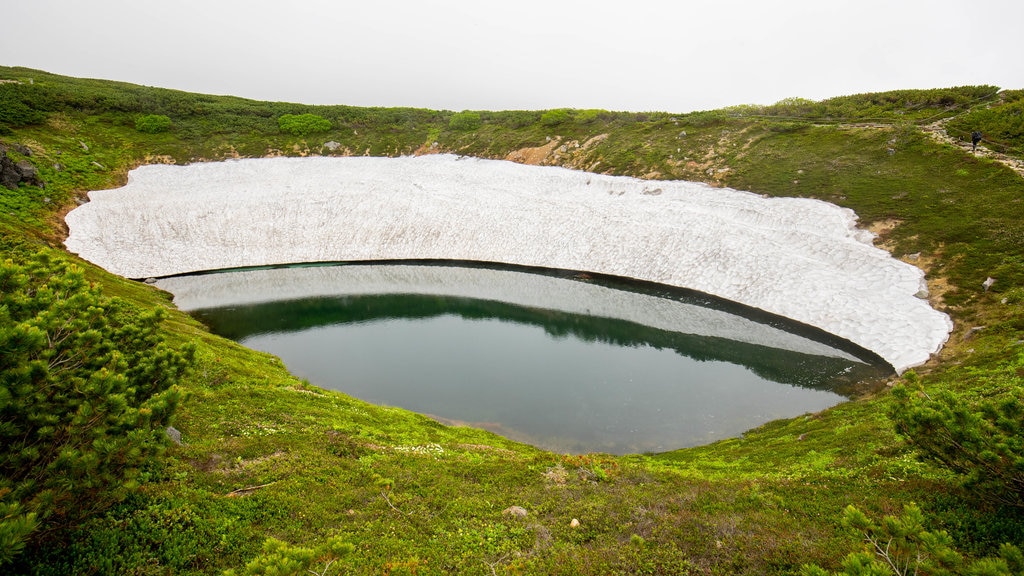 Daisetsuzan nationalpark som visar en sjö eller ett vattenhål