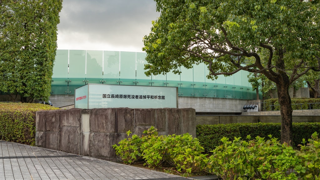 Museu da Bomba Atômica de Nagasaki que inclui um jardim e sinalização