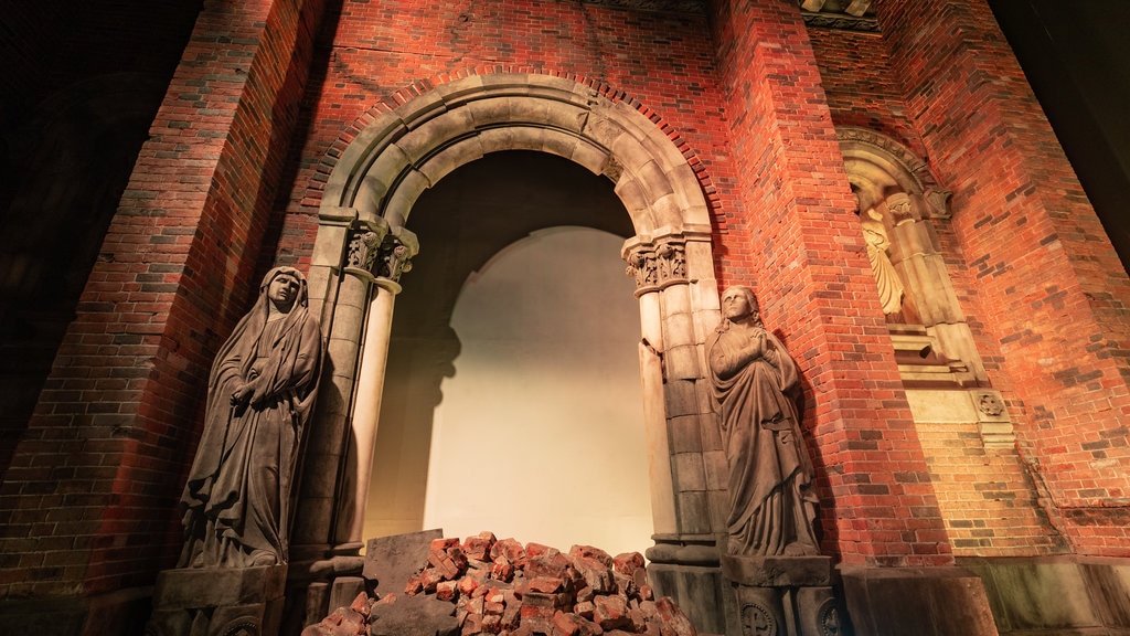 Museo de la Bomba Atómica de Nagasaki mostrando elementos del patrimonio y una estatua o escultura