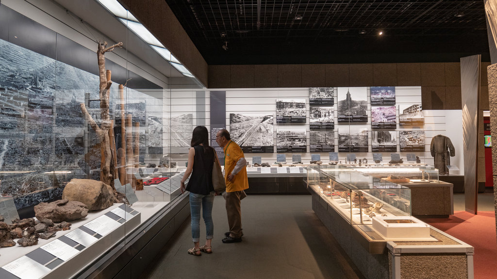 Museu da Bomba Atômica de Nagasaki caracterizando vistas internas assim como um casal