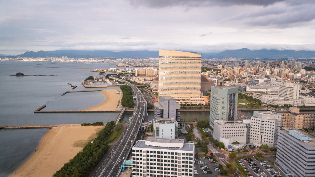 Fukuoka-toren inclusief een kuststadje, een stad en landschappen