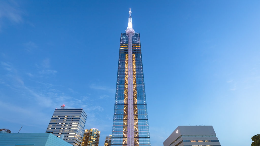 Torre de Fukuoka que inclui um arranha-céu e cenas noturnas