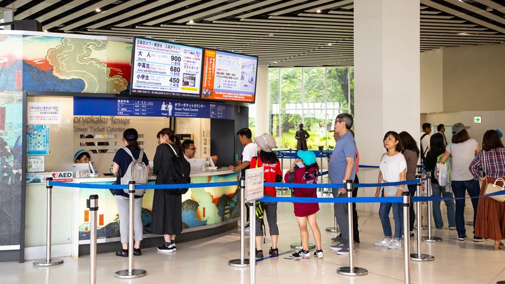 Torre Goryokaku ofreciendo vista interna y también un pequeño grupo de personas