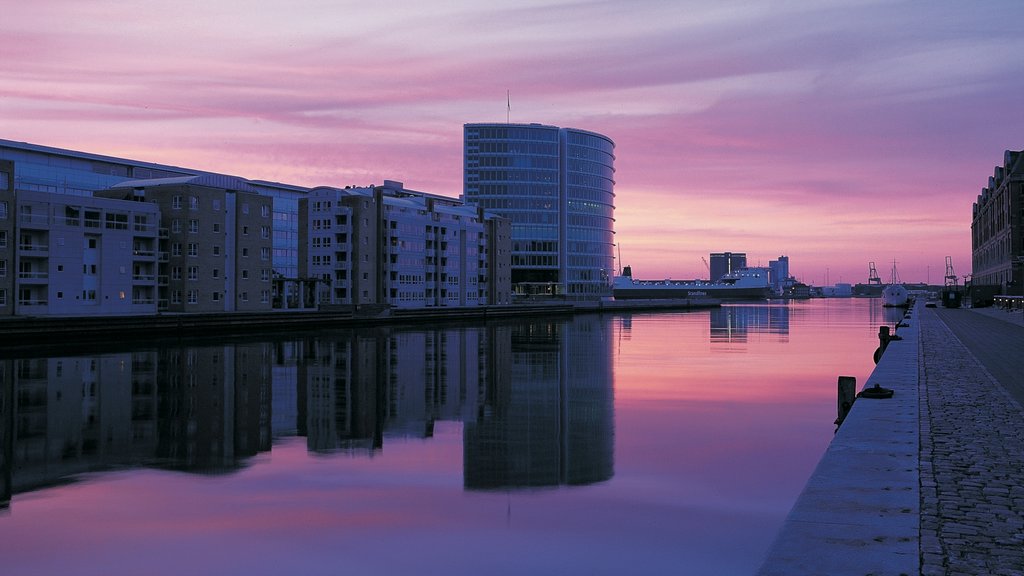 Copenhague caracterizando uma cidade, um rio ou córrego e uma marina