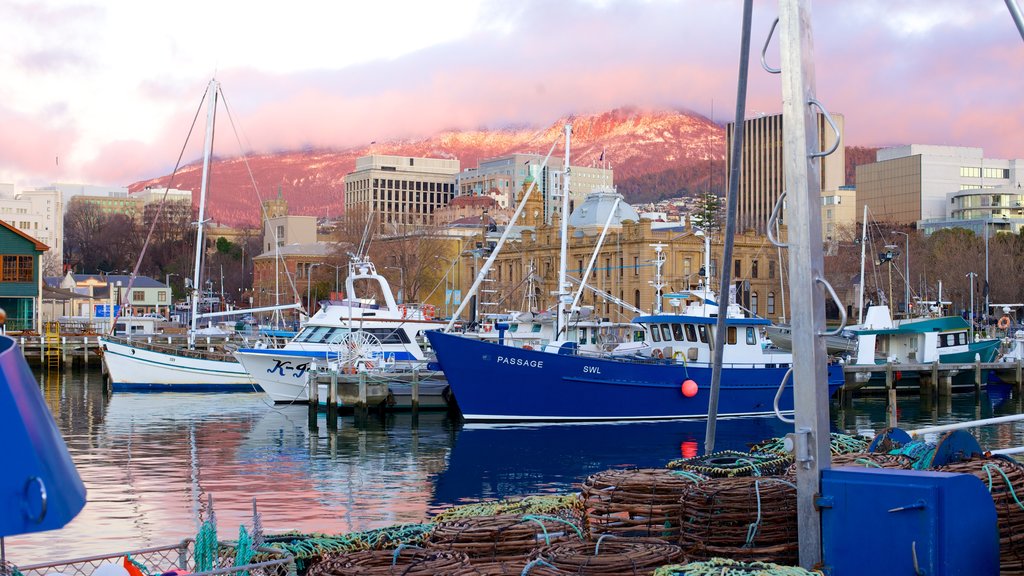 Constitution Dock ofreciendo botes, un club náutico y una ciudad costera