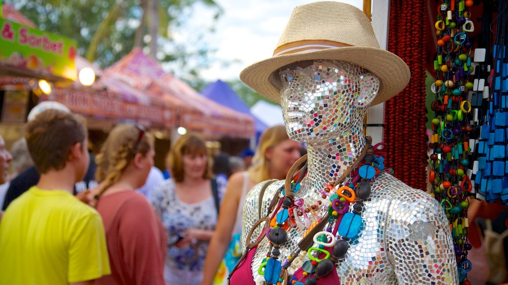 Mindil Beach showing street scenes, fashion and markets