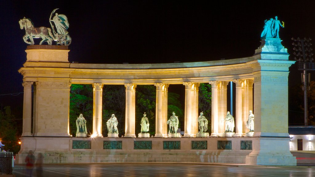 Plaza de los Héroes que incluye una plaza, arquitectura patrimonial y escenas nocturnas