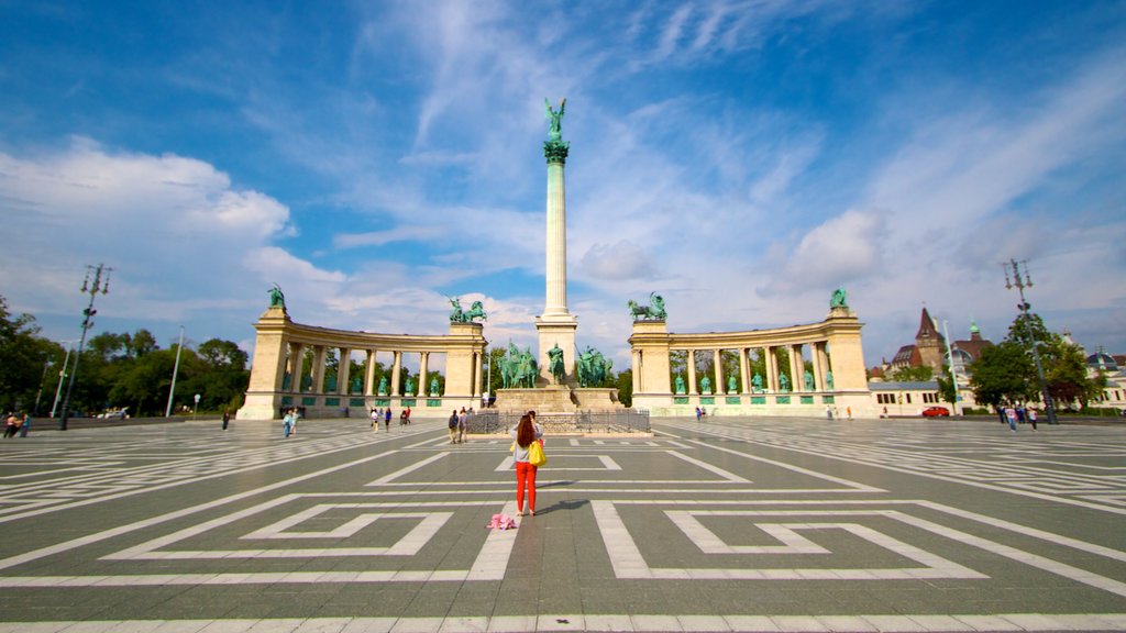 Heroe\\\'s Square showing a square or plaza