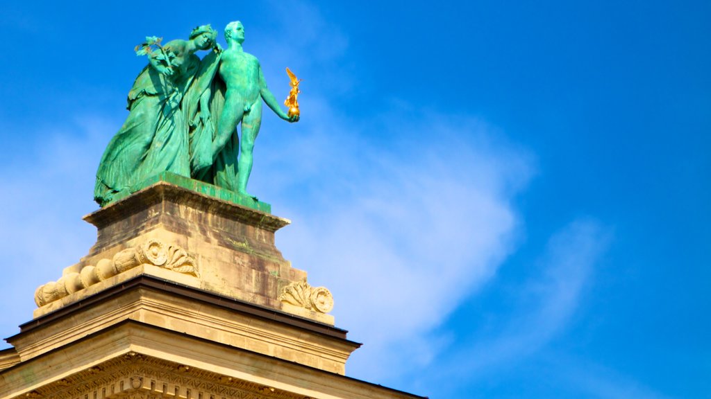 Plaza de los Héroes ofreciendo elementos del patrimonio y una estatua o escultura