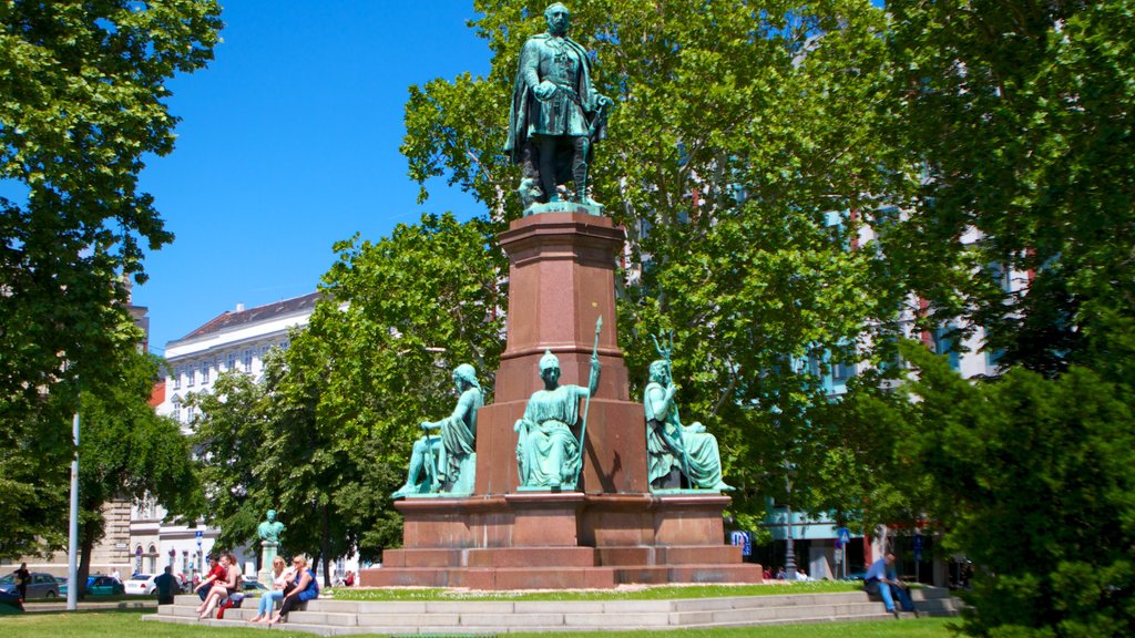 Plaza Szechenyi Istvan mostrando una plaza, una ciudad y una estatua o escultura