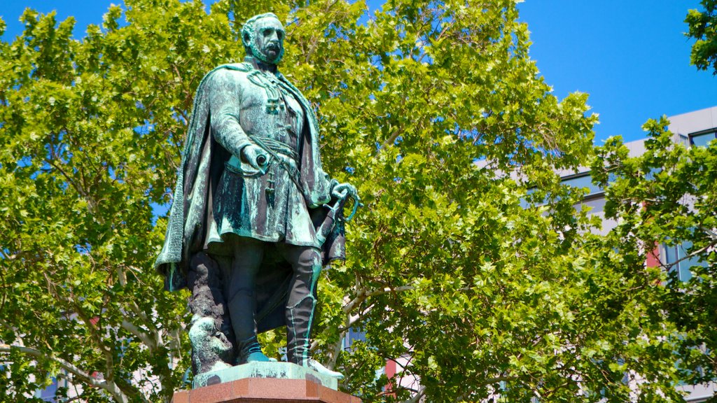 Plaza Szechenyi Istvan que incluye un monumento, una plaza y una estatua o escultura