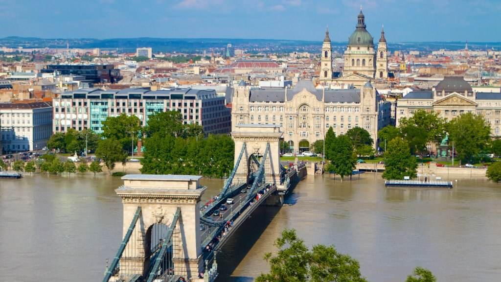 Budapeste caracterizando uma cidade, uma ponte e um pequeno castelo ou palácio