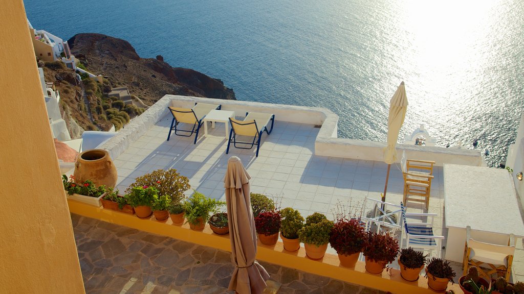 Oia que incluye una ciudad costera, un hotel o resort de lujo y vistas generales de la costa