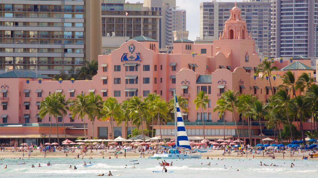 Waikiki Beach que incluye vista general a la costa y una playa