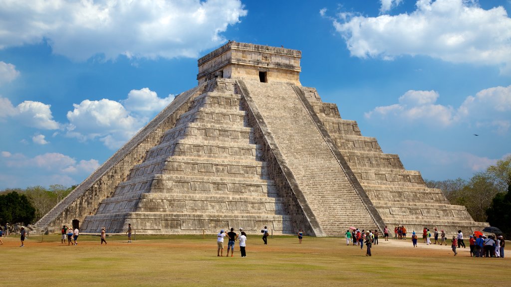 Riviera Maya showing a square or plaza, a monument and heritage architecture