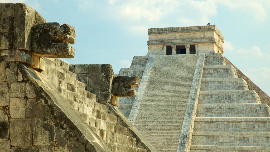 Riviera Maya que incluye una pequeña ciudad o pueblo y patrimonio de arquitectura