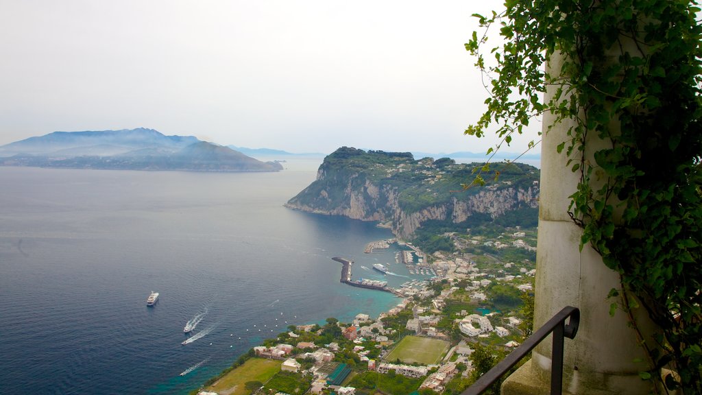 Villa San Michele mostrando costa escarpada, una bahía o puerto y vistas generales de la costa