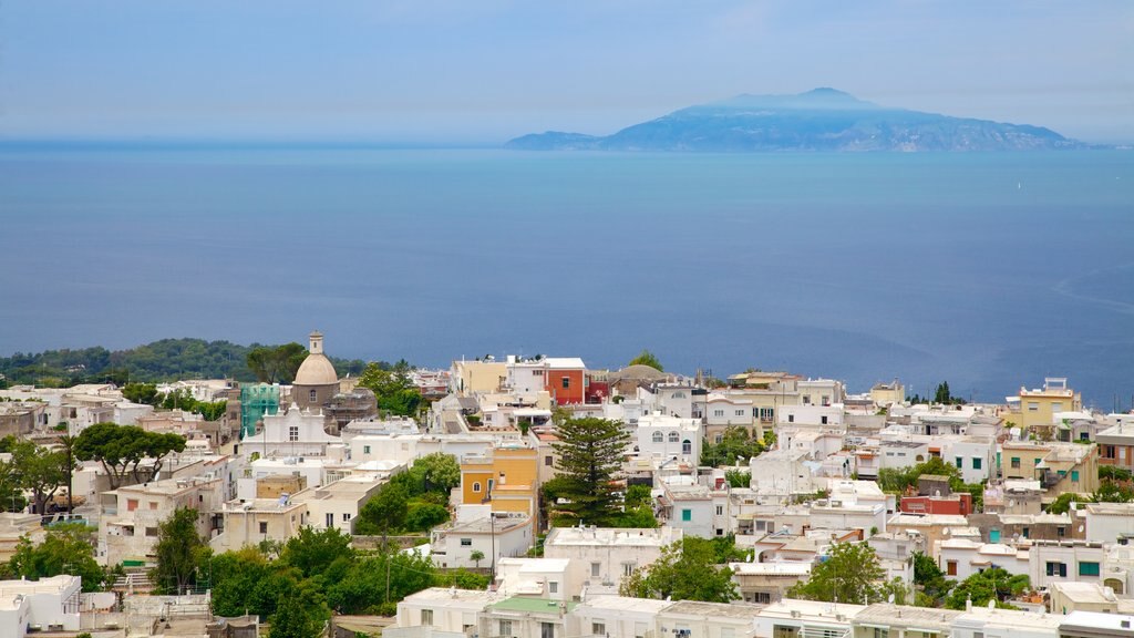 Monte Solaro mostrando uma cidade litorânea, paisagens litorâneas e paisagens da ilha