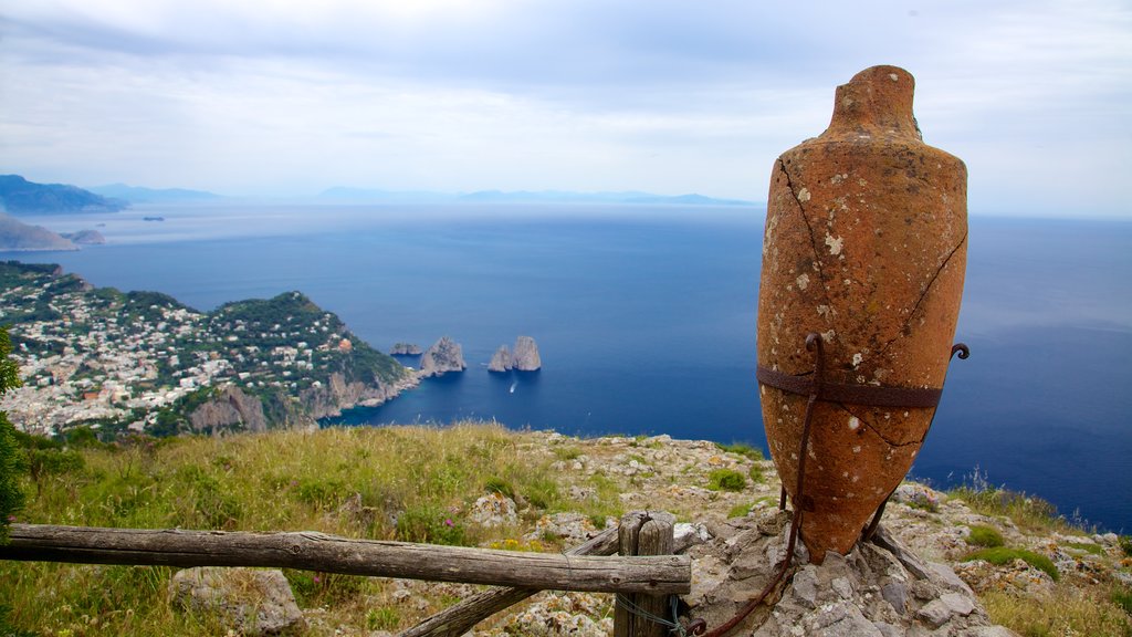 Monte Solaro ofreciendo montañas, una ciudad costera y vistas generales de la costa