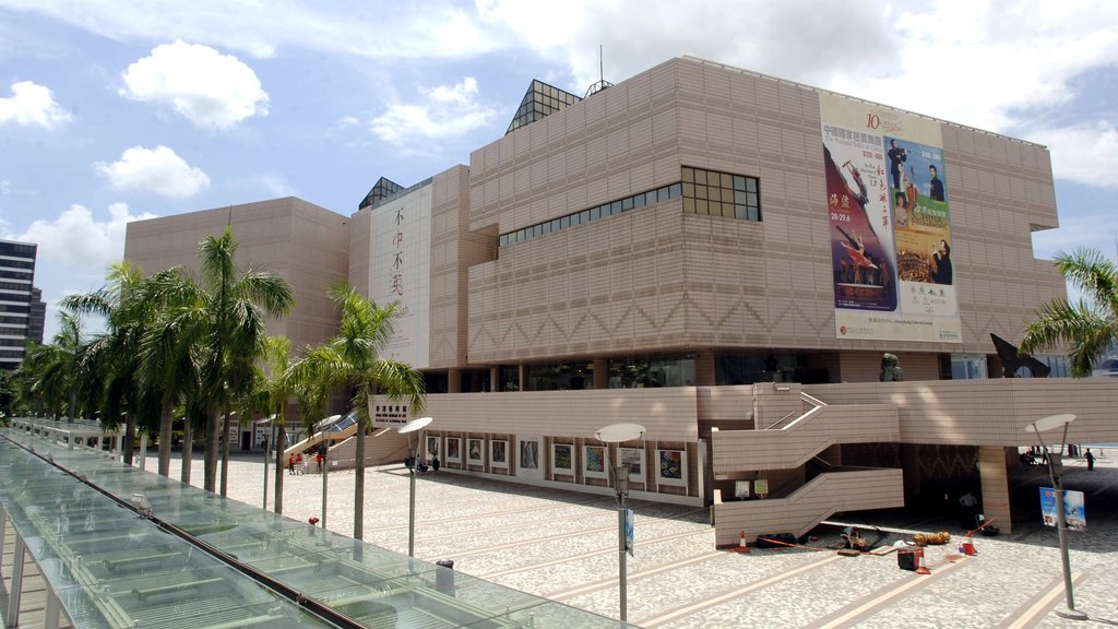 Museu de Arte de Hong Kong que inclui arte, uma cidade e uma praça ou plaza