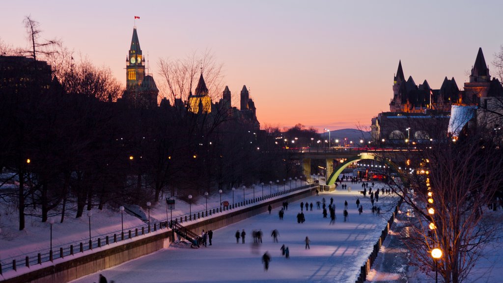 Rideau Canal mostrando una ciudad, nieve y una puesta de sol