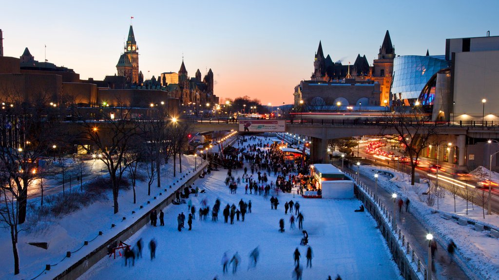 Rideau Canal som viser solnedgang, by og snø