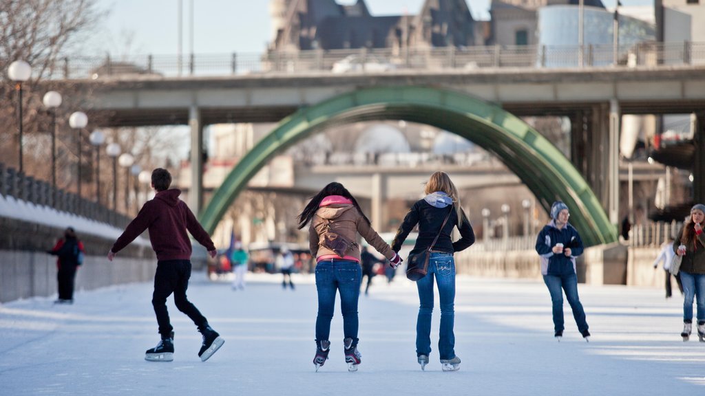 Rideau Canal que inclui uma ponte e patinação no gelo assim como um pequeno grupo de pessoas