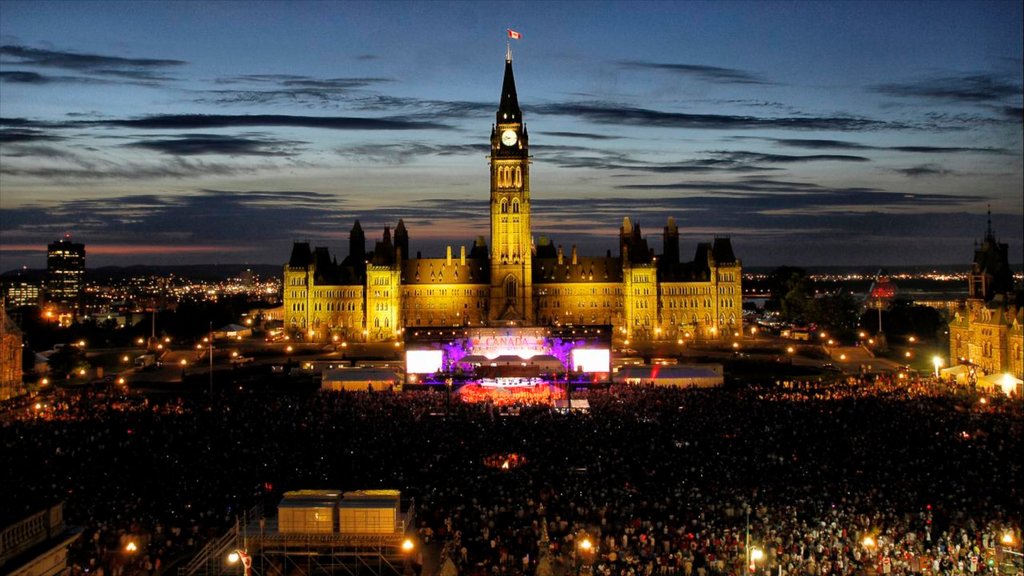 Parliament Hill que inclui arquitetura de patrimônio, cenas noturnas e uma cidade