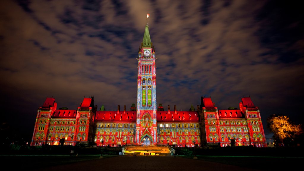 Parliament Hill mostrando escenas de noche y arquitectura patrimonial