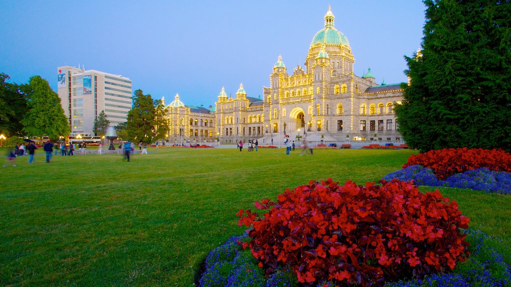 British Columbia Parliament Building caracterizando um jardim, flores e um edifício administrativo