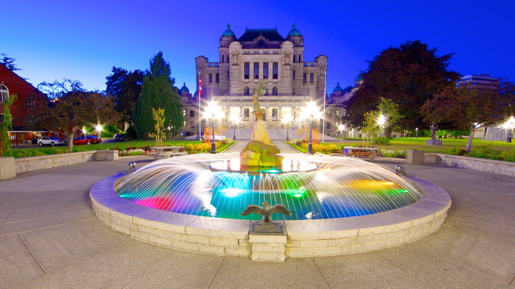 British Columbia Parliament Building que inclui uma fonte, uma praça ou plaza e cenas noturnas