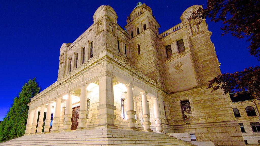 Parlamento de la Columbia Británica mostrando escenas nocturnas, patrimonio de arquitectura y un edificio administrativo