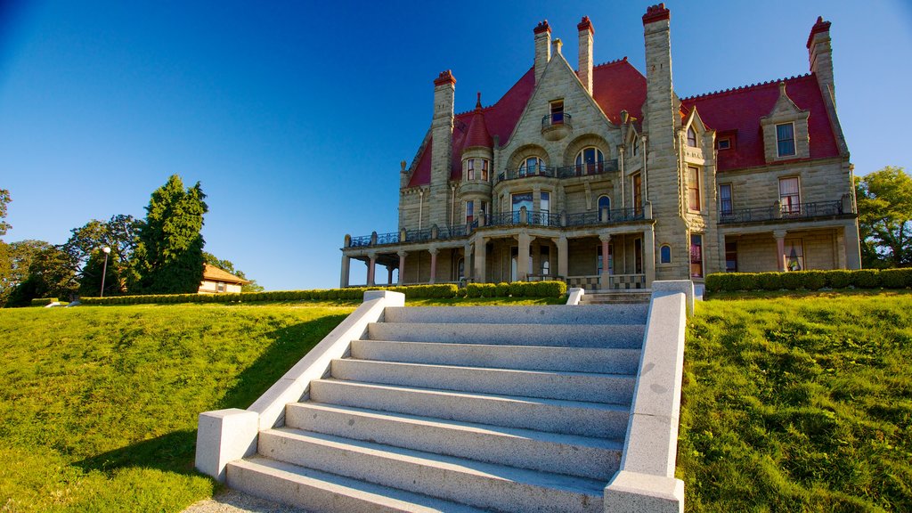 Craigdarroch Castle showing heritage architecture and château or palace