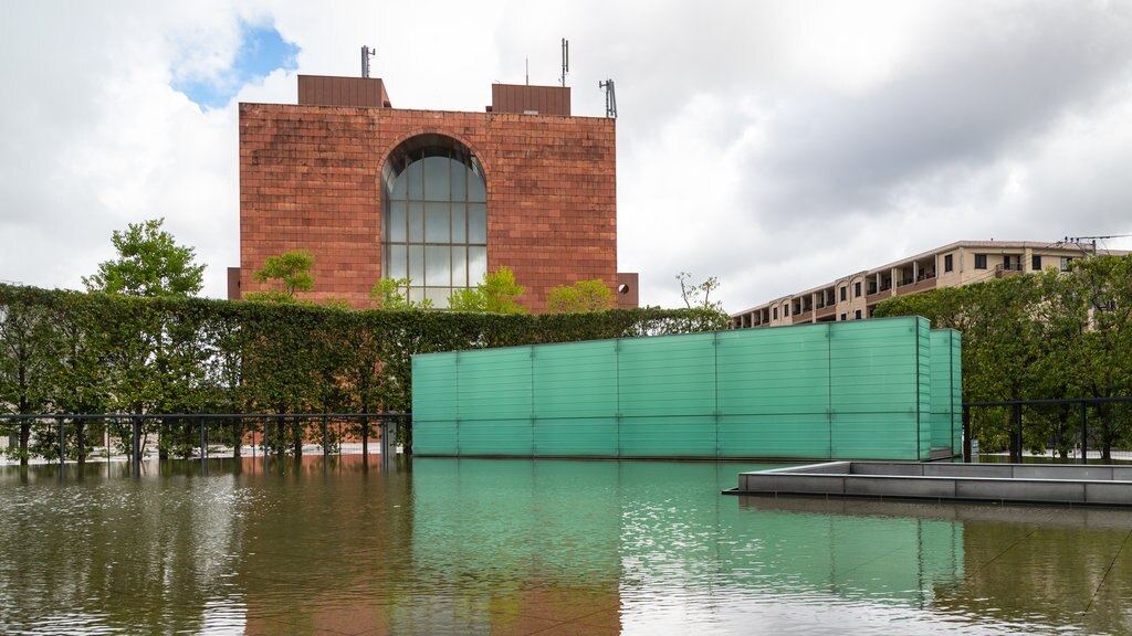 Salón nacional de la paz de Nagasaki en memoria de las víctimas de la bomba atómica mostrando un lago o espejo de agua