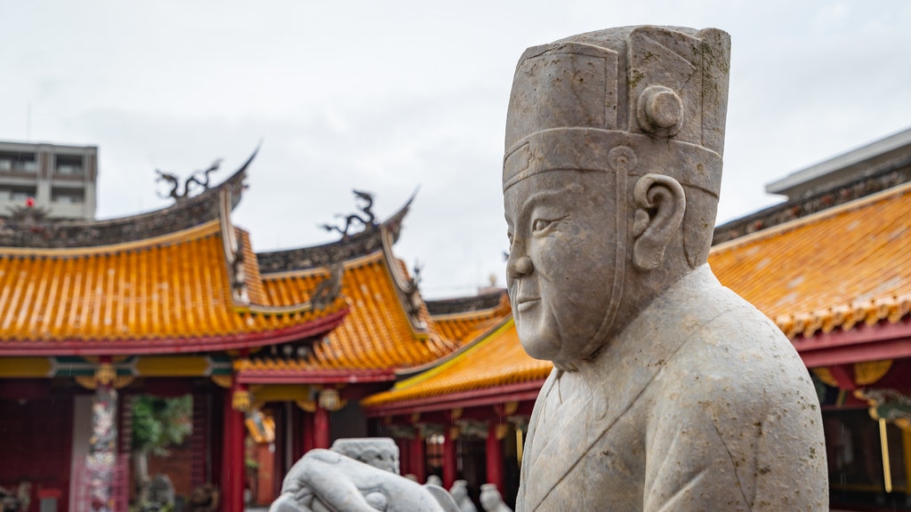 Konfucius helgongrav som inkluderar en staty eller skulptur