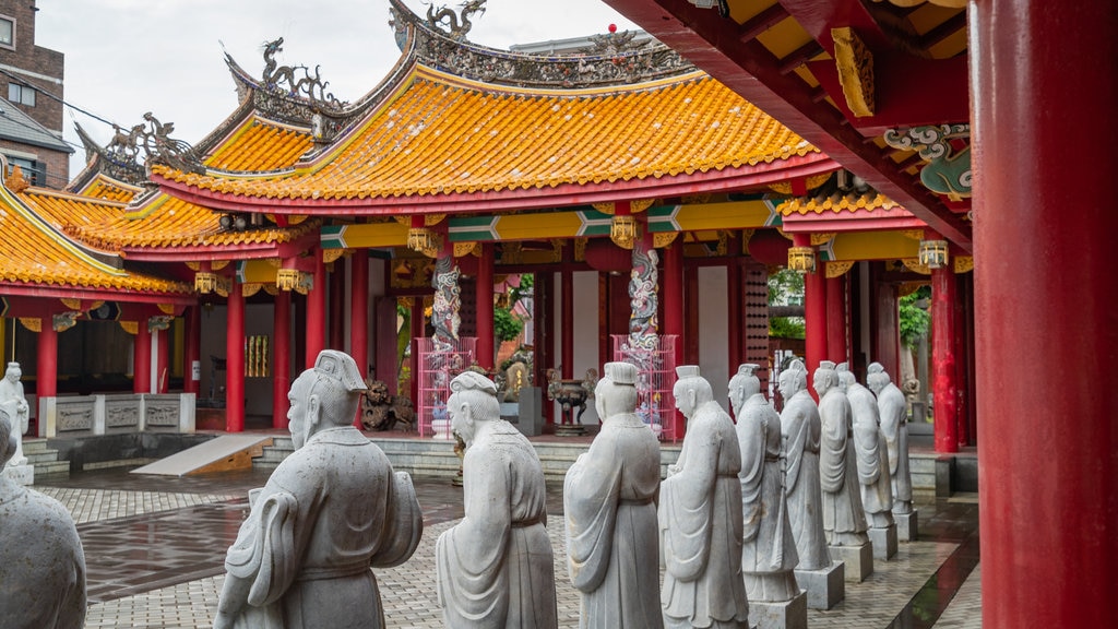 Confucius Shrine showing a statue or sculpture, a temple or place of worship and heritage elements