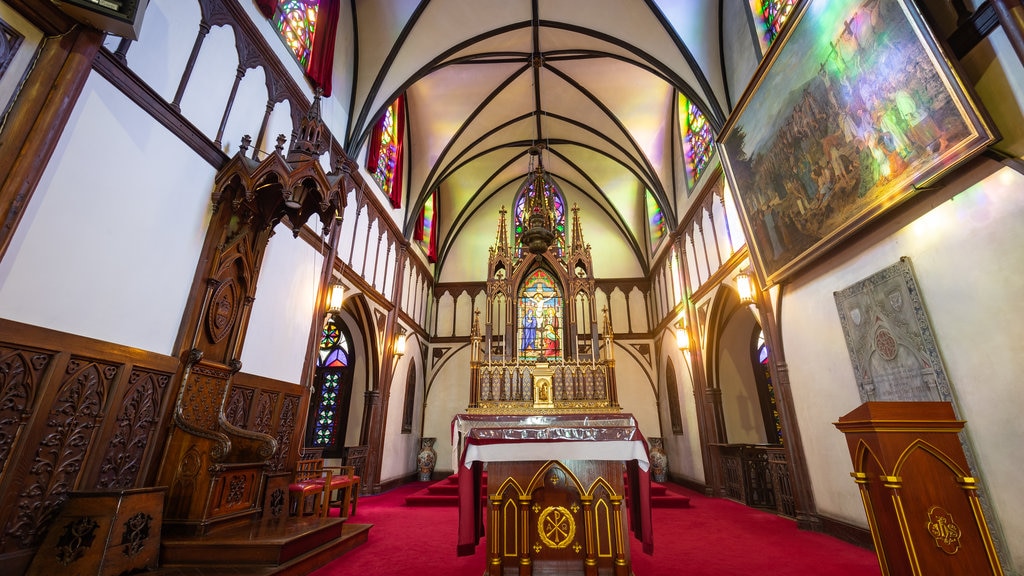 Iglesia Oura que incluye vistas interiores, elementos del patrimonio y una iglesia o catedral