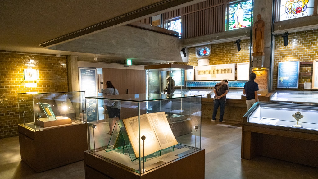 Monumento y Museo de los 26 Mártires ofreciendo vistas interiores y también un pequeño grupo de personas