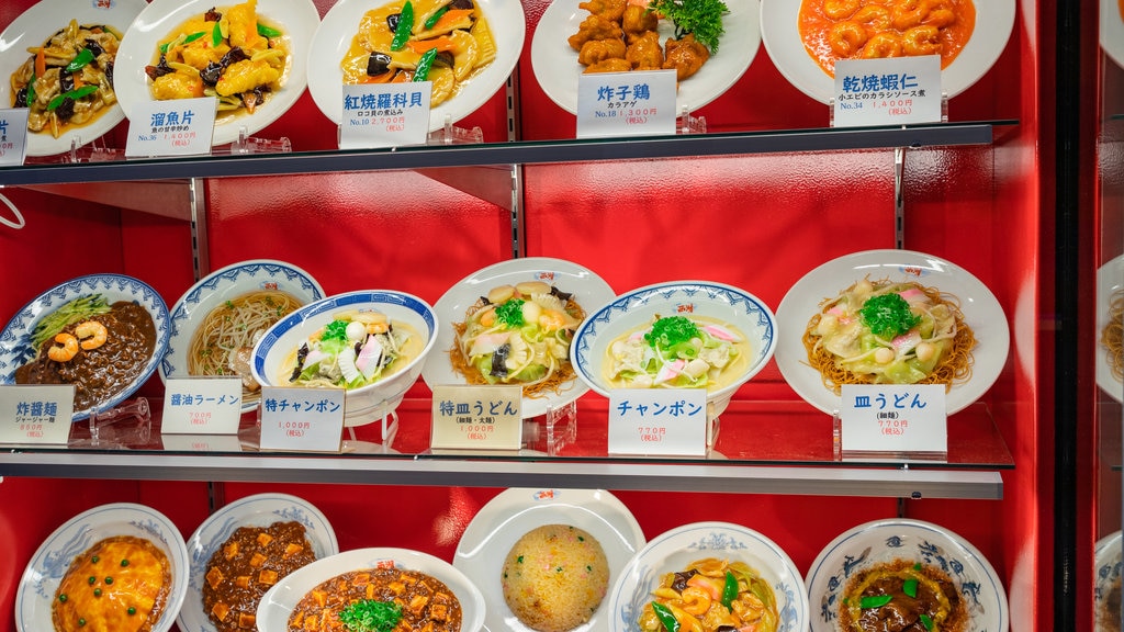 Quartier chinois de Nagasaki montrant nourriture et signalisation